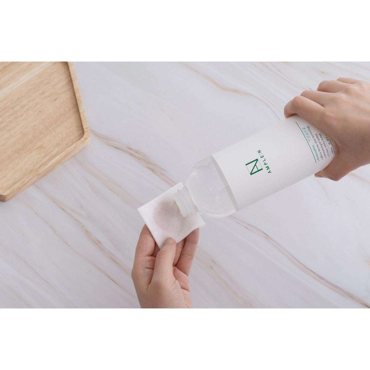 Envase y presentación del tónico facial AMPLEN AHA/PHA de 600 ml.