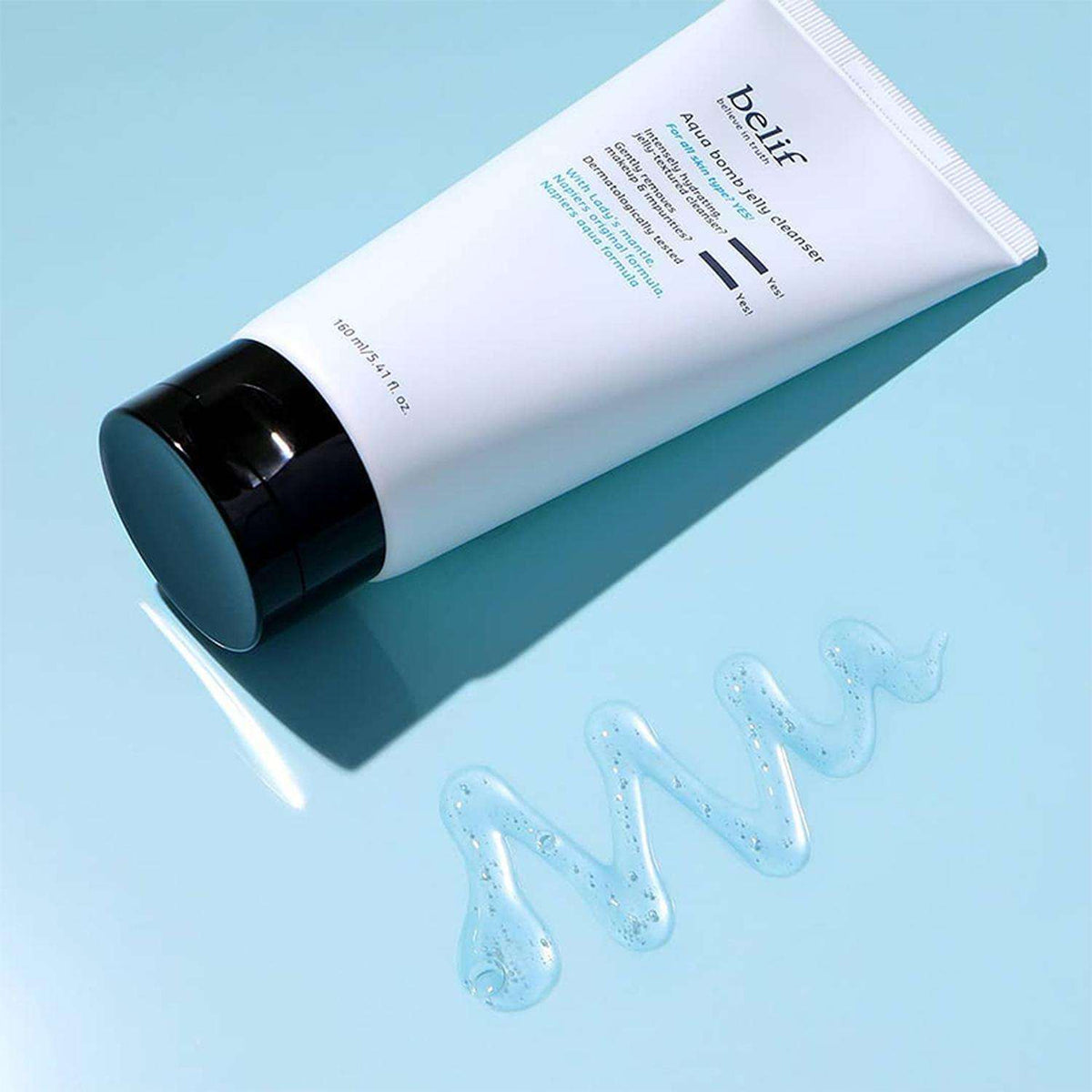 Presentación del gel limpiador facial Belif Aqua Bomb Jelly.