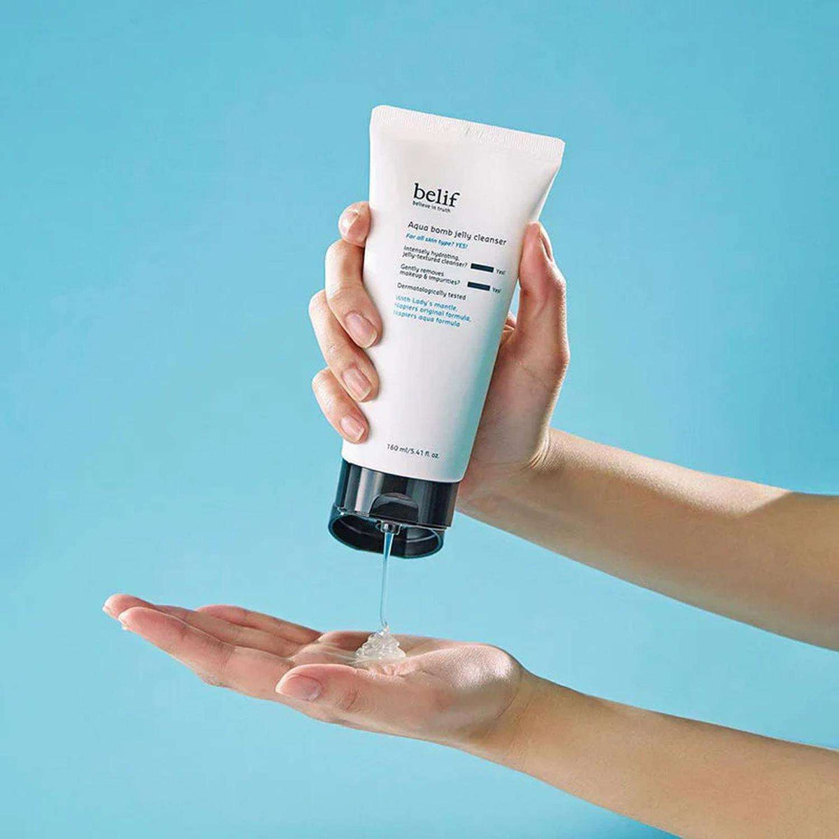 Detalle del gel limpiador facial Belif Aqua Bomb Jelly de 160 ml.