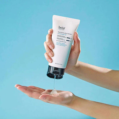 Detalle del gel limpiador facial Belif Aqua Bomb Jelly de 160 ml.