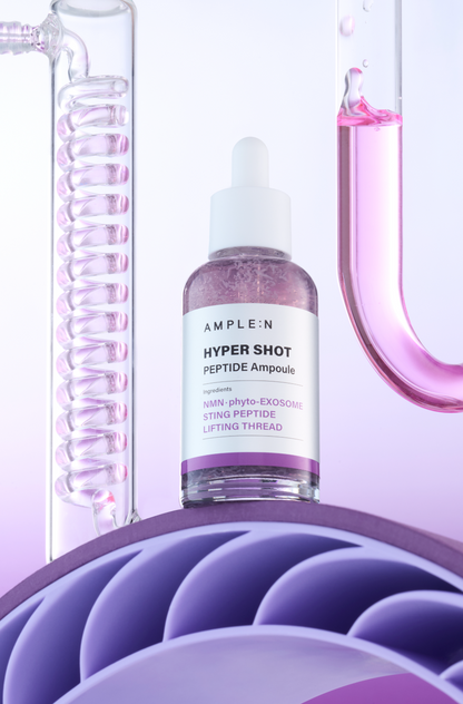 Frasco AMPLEN Hyper Shot Peptide Ampoule de 50 ml sobre fondo violeta.