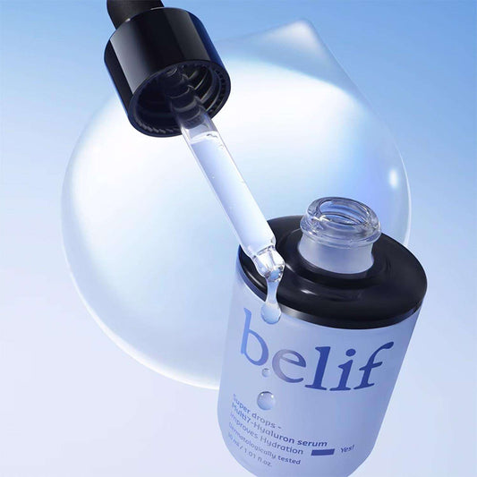 Detalle del gotero abierto sobre el frasco de Belif Super Drops Multi7-Hyaluron, con una gota en la punta.
