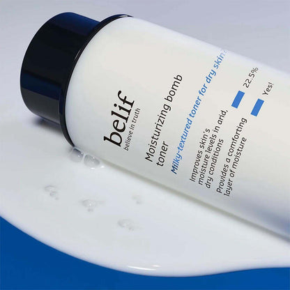 Detalle de la etiqueta de Belif Moisturizing Bomb Toner, con la botella inclinada sobre líquido blanco.